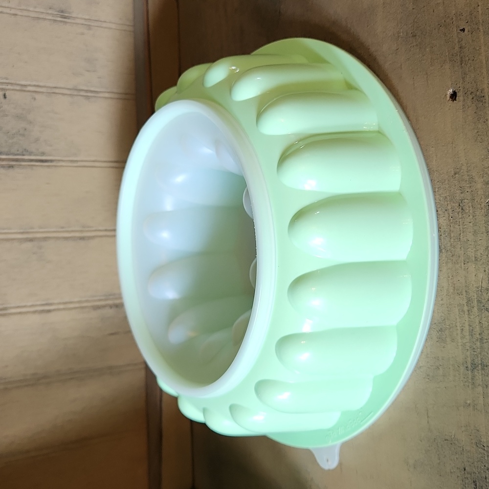 Vintage Tupperware Jell-O Mold